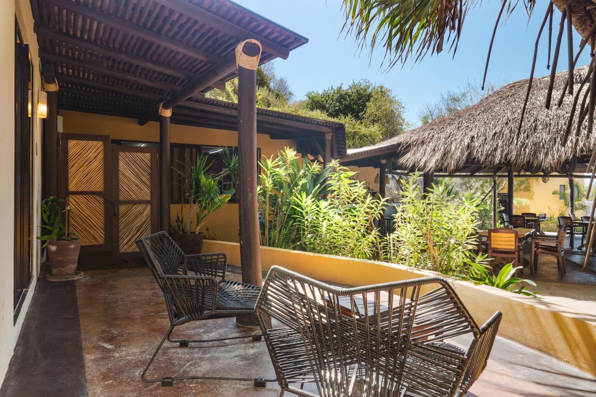 Manta Raya Hotel - Right On The Beach Cuatunalco Esterno foto