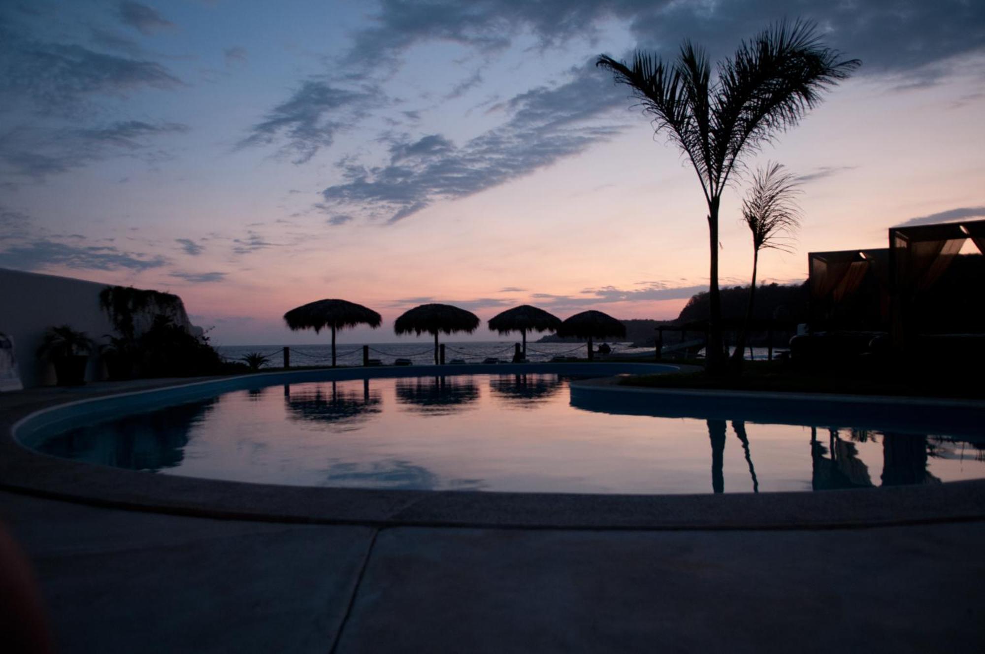 Manta Raya Hotel - Right On The Beach Cuatunalco Esterno foto