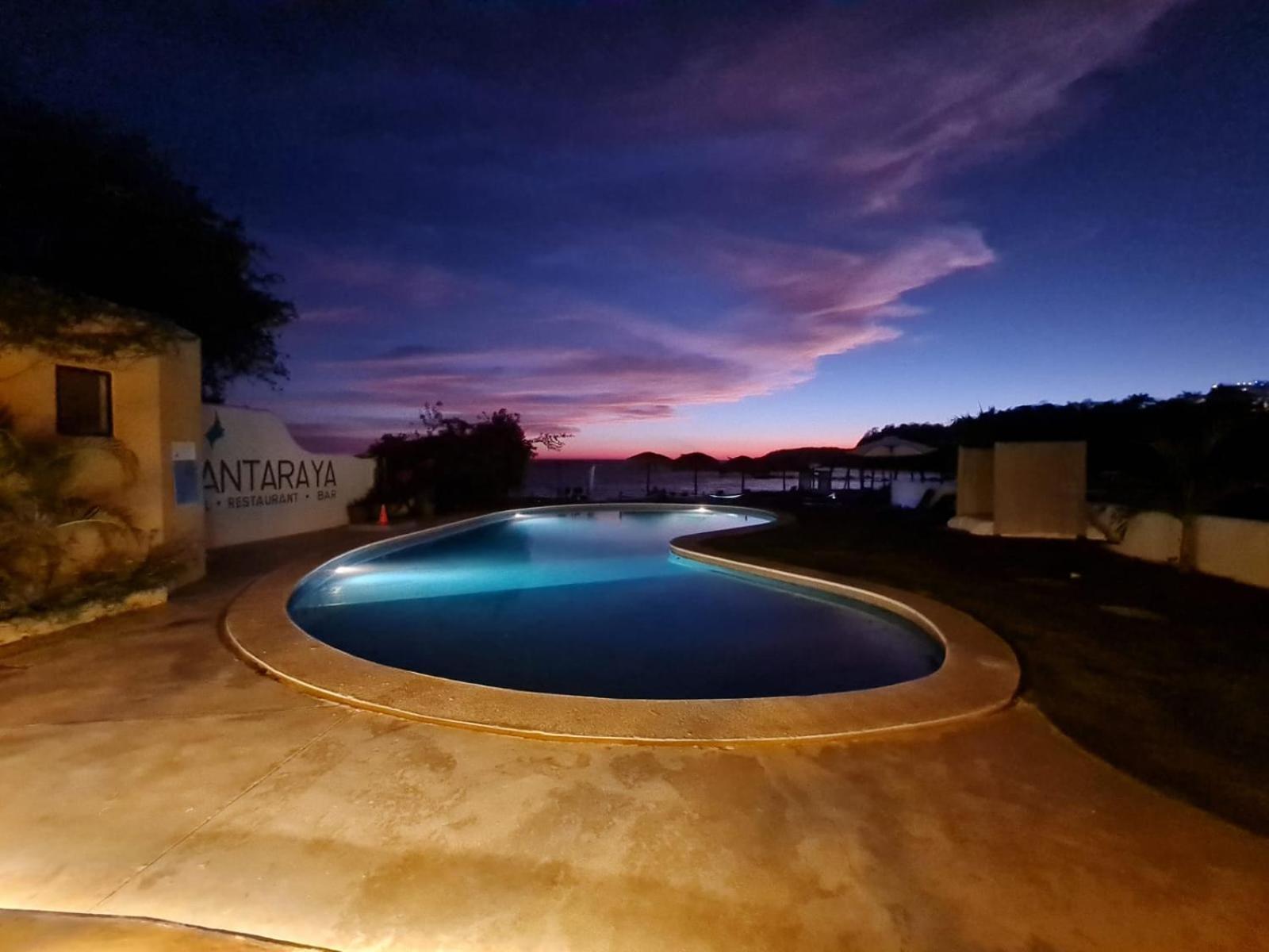 Manta Raya Hotel - Right On The Beach Cuatunalco Esterno foto