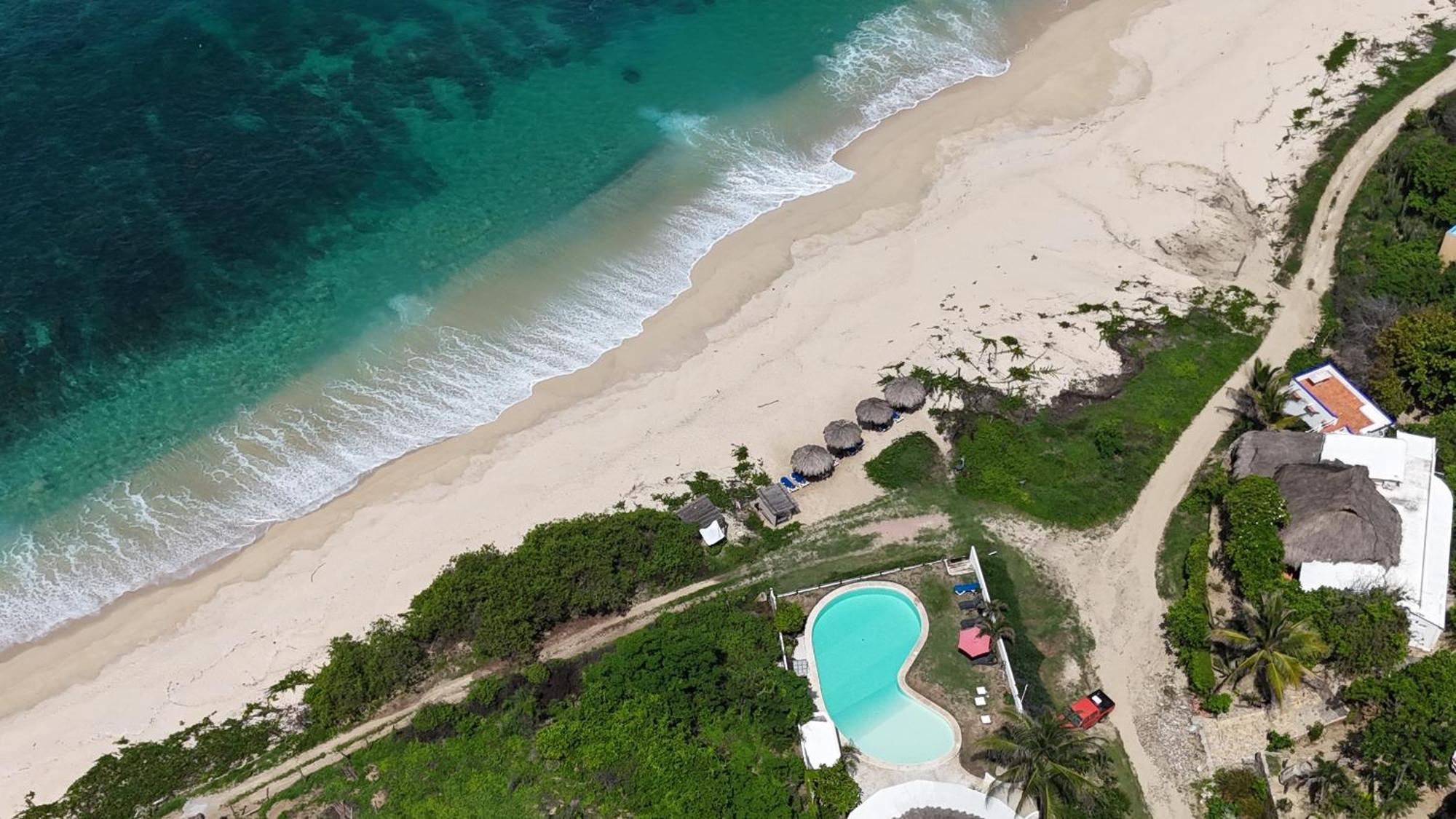 Manta Raya Hotel - Right On The Beach Cuatunalco Esterno foto