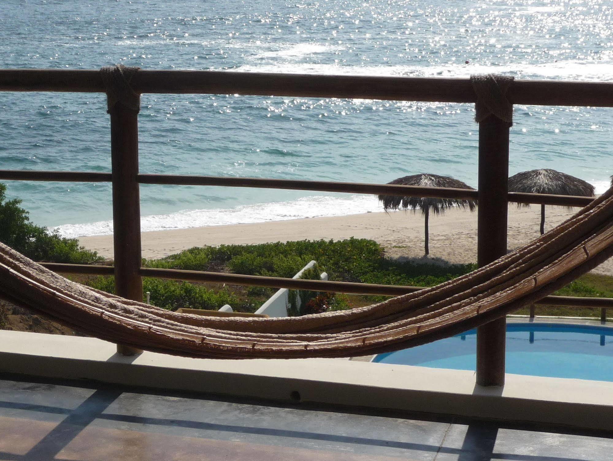 Manta Raya Hotel - Right On The Beach Cuatunalco Esterno foto